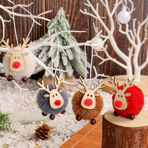 Addobbi natalizi a forma di renna con pompon fatti a mano per decorare l'albero