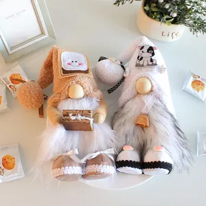 Paar süße gesichtslose Gnom-Stoffpuppen mit Kuh- und Toast-Thema für Wohndeko.