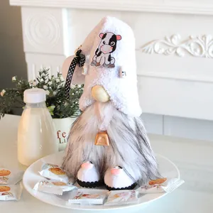 Süße Zwergenpuppe im Kuh-Design mit Milchflaschen-Hut und Glocke für die Dekoration