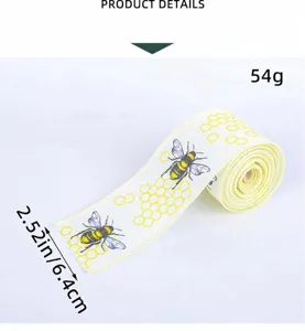 Vue détaillée d'un ruban en faux lin avec motif d'abeilles et alvéoles, largeur de 6,4 cm
