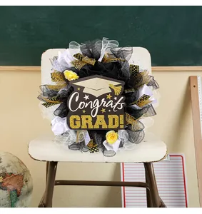Gros plan d'une couronne de remise de diplôme avec rubans en tulle et plaque
