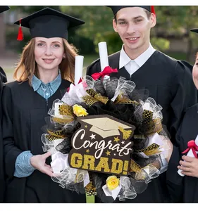 Gros plan d'une couronne en maille Congrats Grad avec roses jaunes et plaque de diplôme