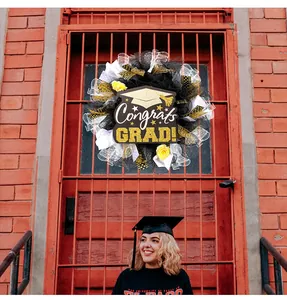 Gros plan d'une couronne de remise de diplôme en tulle avec plaque en bois Congrats Grad.