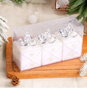 Lot de 3 boîtes cadeaux de Noël en mousse blanche ornées de perles et flocons de neige.