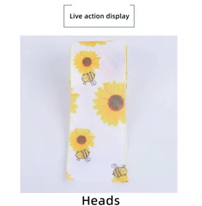 Détail du ruban décoratif en imitation lin blanc avec motifs tournesols et abeilles