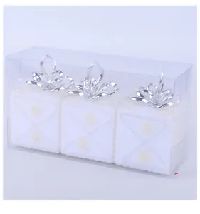 Trois ornements de boîte cadeau de Noël en mousse blanche avec nœuds argentés
