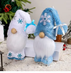 Dettaglio di gnomi natalizi blu e bianchi con motivi a fiocco di neve su cappelli peluche