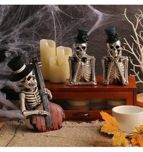 Ensemble de figurines de squelette d'Halloween en résine dans une scène de fête