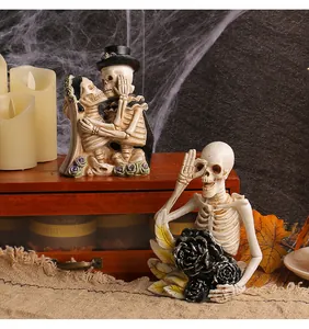 Vue détaillée de figurines de squelettes en résine pour Halloween dans un décor