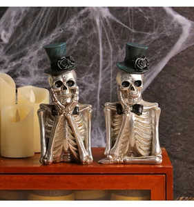 Vue détaillée de figurines de squelettes d'Halloween en résine avec des chapeaux