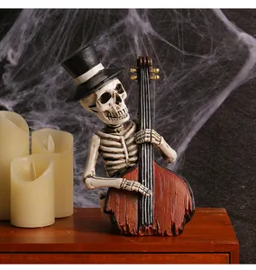 Gros plan d'une figurine de squelette Halloween en résine jouant du violoncelle avec haut-de-forme