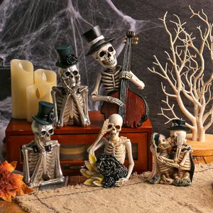 Figurines de squelette d'Halloween décoratives dans diverses poses pour un décor effrayant.