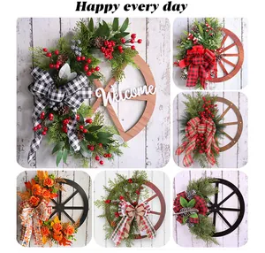 Sammlung rustikaler Weihnachtskränze mit Holzrädern und Karoschleifen für die Hausdekoration.