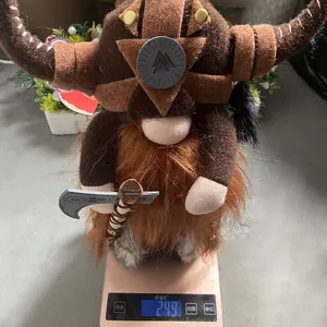 Poupée en peluche de gnome guerrier viking faite à main pesant 249 grammes sur une balance