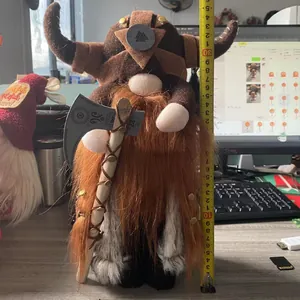Détail de la mesure de hauteur de 35cm pour cette poupée gnome guerrier viking