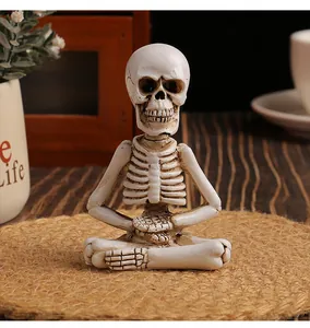 Detaillée figurine de squelette méditant en résine pour la décoration d'Halloween