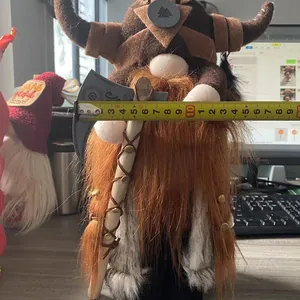 Mesure détaillée de la taille d'un gnome guerrier viking avec barbe en peluche et hache