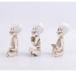 Vue détaillée de figurines de squelettes de yoga en résine en poses de méditation