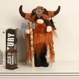 Poupée gnome guerrier viking avec barbe orange tenant une hache en bois