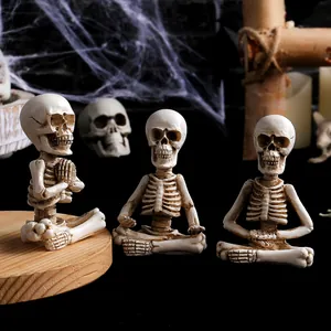 Figurines de squelette méditant en résine pour décor de bureau Halloween.