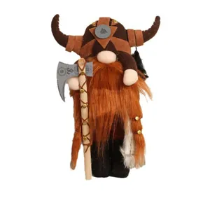 Poupée peluche gnome guerrier viking avec casque à cornes et hache en bois artisanale