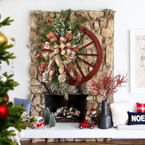 Festlicher Weihnachtskranz auf rotem Holzwagenrad für rustikale Kamin Dekoration