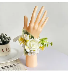Detailansicht eines handgefertigten weißen Rosen-Handgelenk-Korsetts für Brautjungfern