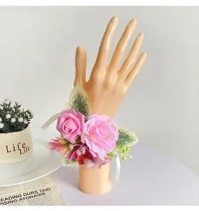 Detaillierte Ansicht einer eleganten rosa Brautjungfer Handgelenk Blume Korsage mit Rosen