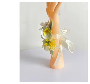 Detailansicht eines eleganten Brautjungfern-Handgelenkschmucks mit weißen Orchideenblüten