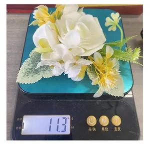 Detailansicht des handgefertigten künstlichen Rosenaccessoires mit einem Gewicht von 11,3 Gramm