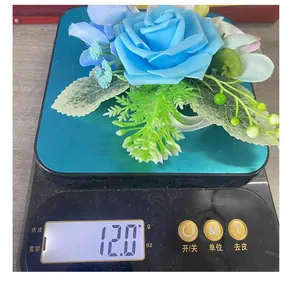 Nahaufnahme des 12g leichten Designs dieser blauen künstlichen Rosen-Handgelenksblume