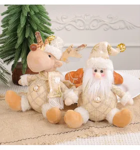 Vista dettagliata delle decorazioni in peluche di renna e Babbo Natale color beige