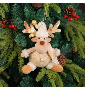 Dettaglio di un affascinante ornamento natalizio a forma di renna in peluche su un albero