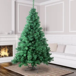 Klassischer grüner PVC-Weihnachtsbaum in einer gemütlichen Wohnzimmer-Dekorationseinstellung