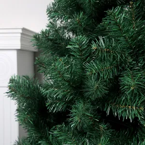 Detailaufnahme der dichten grünen Zweige eines PVC-Weihnachtsbaums für die Feiertage