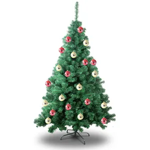 Üppiger grüner künstlicher PVC-Weihnachtsbaum mit roten und goldenen Kugeln auf weißem Grund