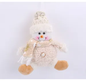 Vista dettagliata di un simpatico pupazzo di neve in peluche per decorazioni natalizie