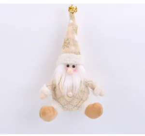 Primo piano di gnomo di Natale lavorato a maglia beige con fiocchi d'oro