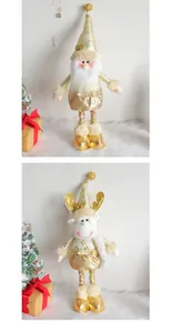 Detailansicht goldener Weihnachtsmann und Rentier Teleskop-Weihnachtsfiguren auf Pelz