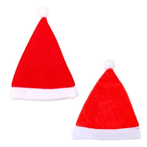 Paar klassieke rood-witte fluwelen kerstmanmutsen voor kerstversiering en feesten
