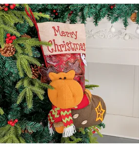 Vista dettagliata di una calza di Natale 3D con renna appesa a un albero decorato.