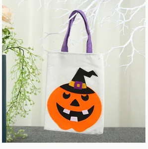 Primo piano di un sacchetto per caramelle di Halloween con zucca e cappello