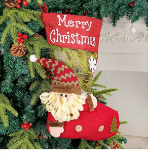 Vista dettagliata della calza di Natale grande con bambola di Babbo Natale 3D