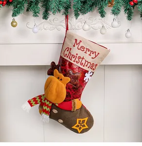 Primo piano di una calza di Natale 3D con alce e bordo in juta con scritta Merry Christmas