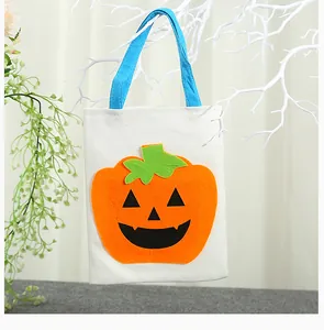 Vista dettagliata della borsa in juta per Halloween con un design a zucca in feltro