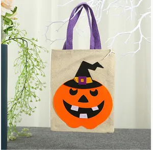Dettaglio di un sacchetto regalo di Halloween in iuta con disegno a zucca.