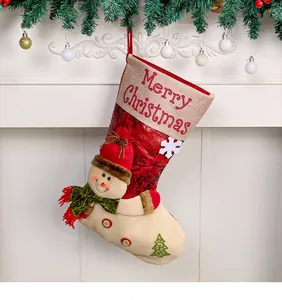 Dettaglio di un grande pupazzo di neve di peluche su una calza di Natale.