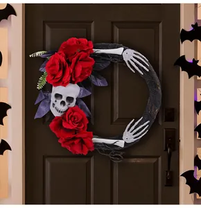 Spookachtige Halloween krans met schedel, rode rozen en skelethanden aan een donkere deur