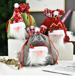 Set van drie decoratieve kerst gnome trekkoord zakjes voor cadeaus en lekker snoep