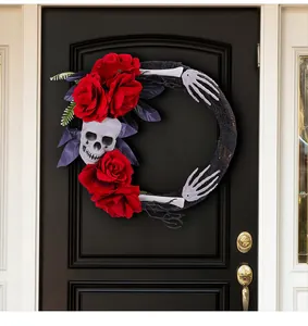 Halloween-krans met skelet-schedel en rode rozen hangend aan een donkere voordeur